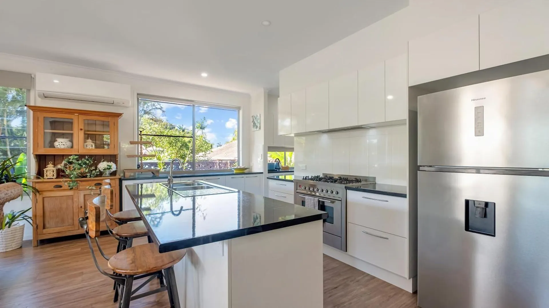 Contemporary Home In The Heart Of Mudjimba Semesterbostad