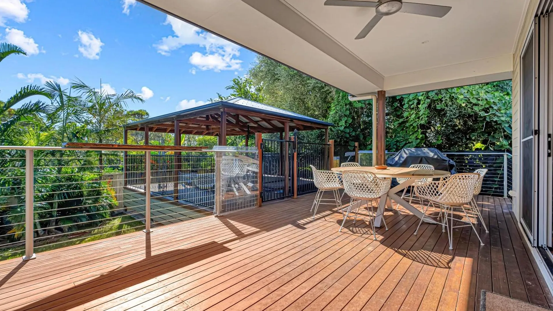 Contemporary Home In The Heart Of Mudjimba 0*,